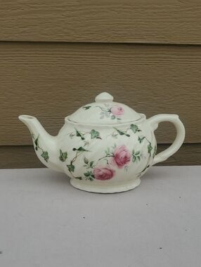 Crownford Giftware Corp Cream Ceramic Teapot with Roses/Green Leaf